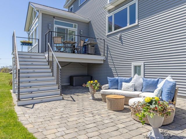 8 Medalist Drive, South Burlington, VT 05403