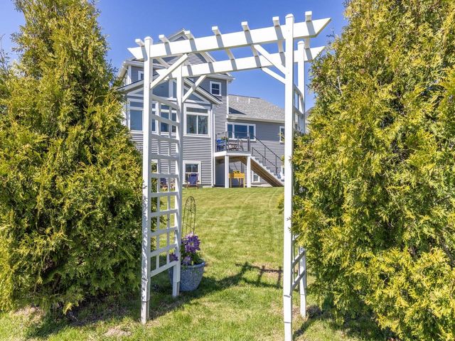 8 Medalist Drive, South Burlington, VT 05403