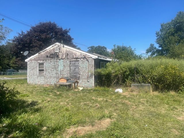 40 Robert St, Westport, MA 02790