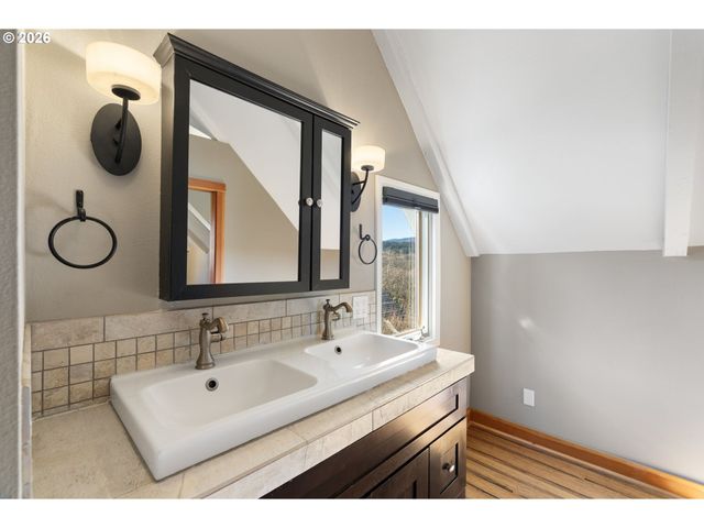 3225 THOMSEN Rd, Hood River, OR 97031