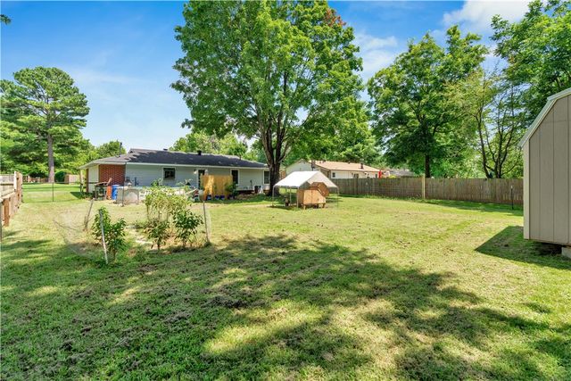 2317 N Woodlark Lane, Fayetteville, AR 72704