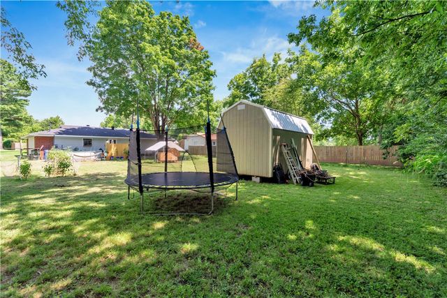 2317 N Woodlark Lane, Fayetteville, AR 72704