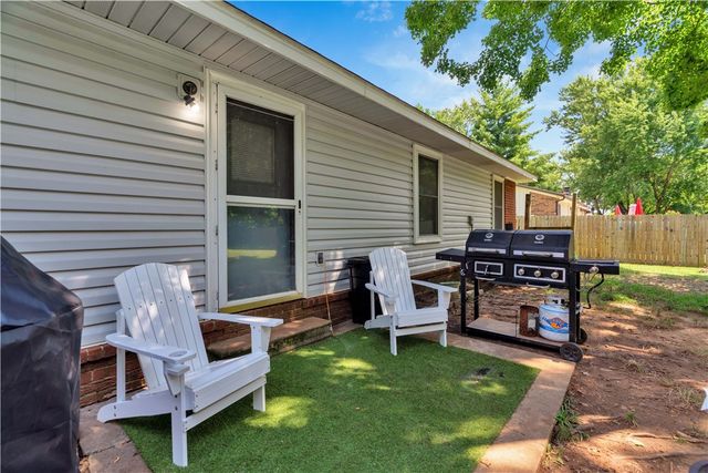 2317 N Woodlark Lane, Fayetteville, AR 72704