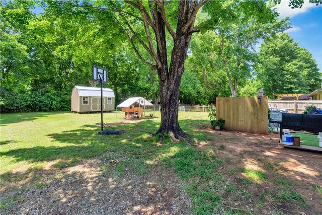 2317 N Woodlark Lane, Fayetteville, AR 72704