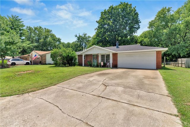 2317 N Woodlark Lane, Fayetteville, AR 72704