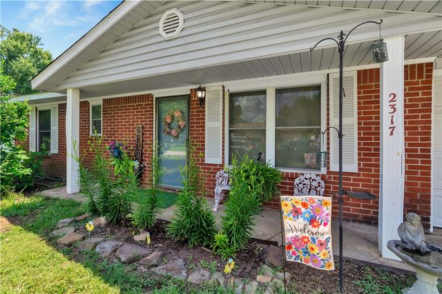 2317 N Woodlark Lane, Fayetteville, AR 72704
