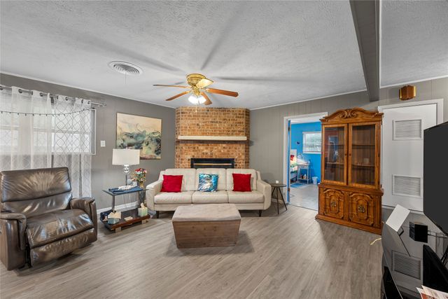 225 Sunset Boulevard, Hewitt, TX 76643