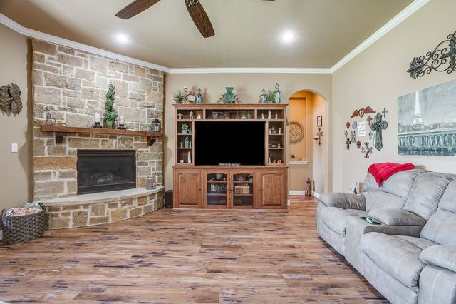 8401 Fullerton Drive, Cleburne, TX 76033