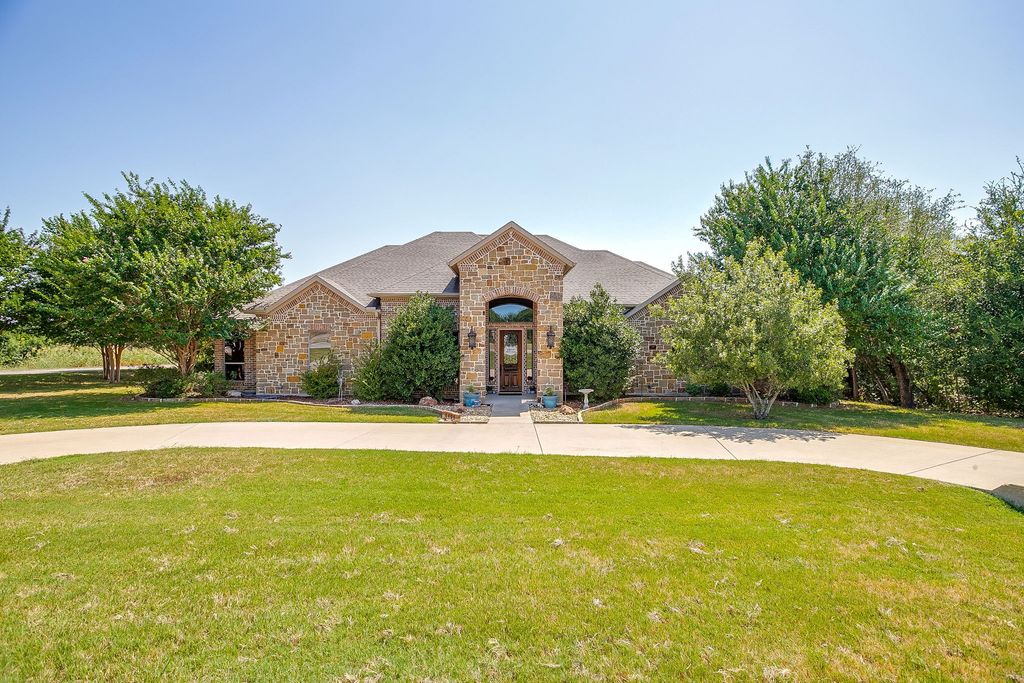 8401 Fullerton Drive, Cleburne, TX 76033