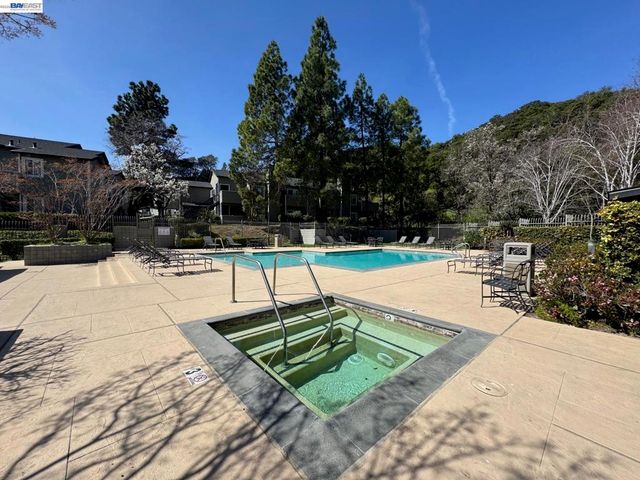 630 Canyon Oaks Drive D, Oakland, CA 94605