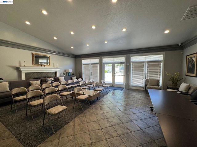630 Canyon Oaks Drive D, Oakland, CA 94605