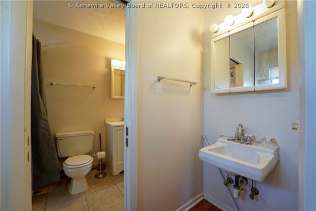 123 Oakwood Road B4, Charleston, WV 25314