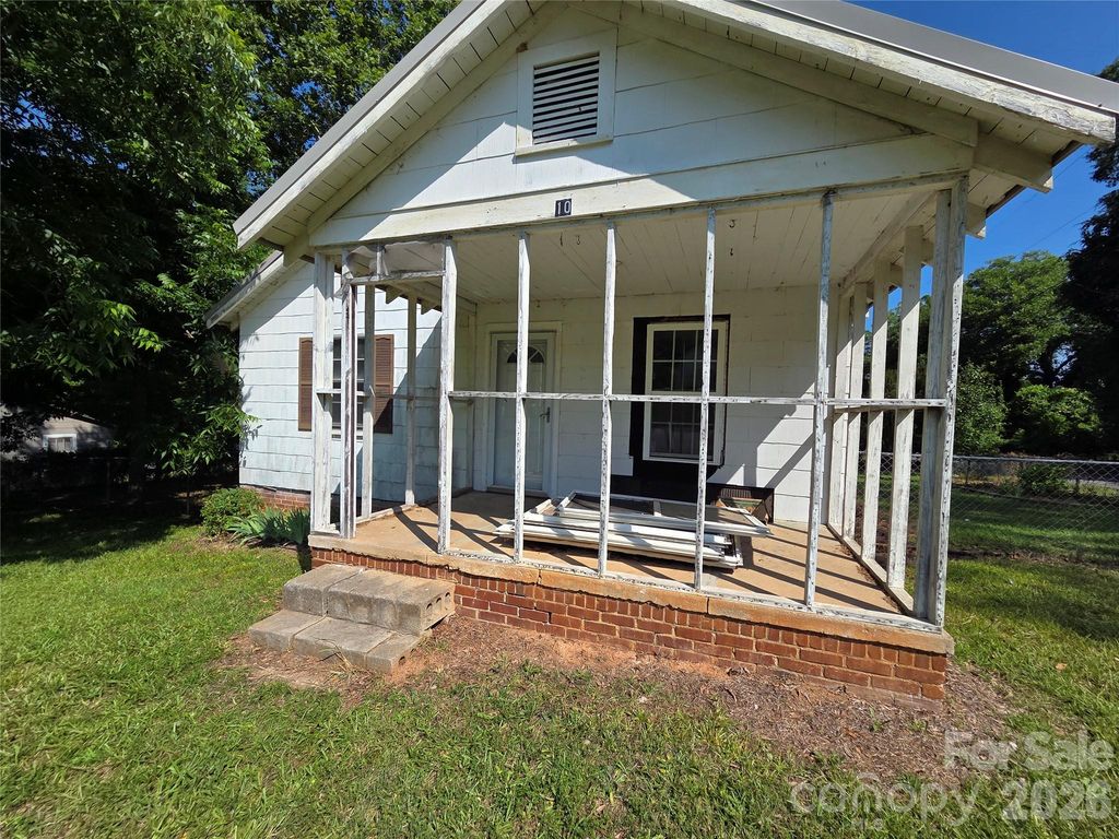 10 Wilson Avenue, Great Falls, SC 29055