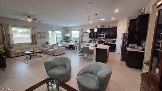 652 Longfeather Street, Henderson, NV 89011