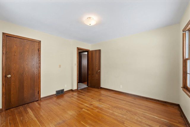 11728 N Silver AVENUE, Mequon, WI 53097