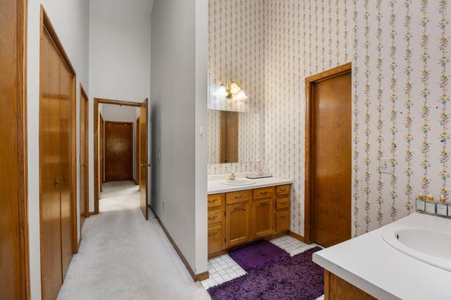 1070 Mcknight Road S, Maplewood, MN 55119