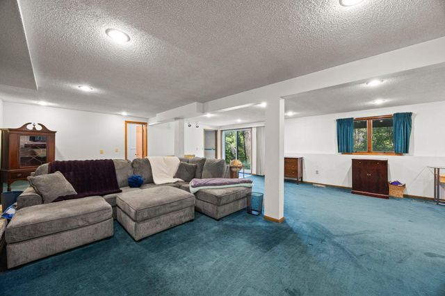 1070 Mcknight Road S, Maplewood, MN 55119