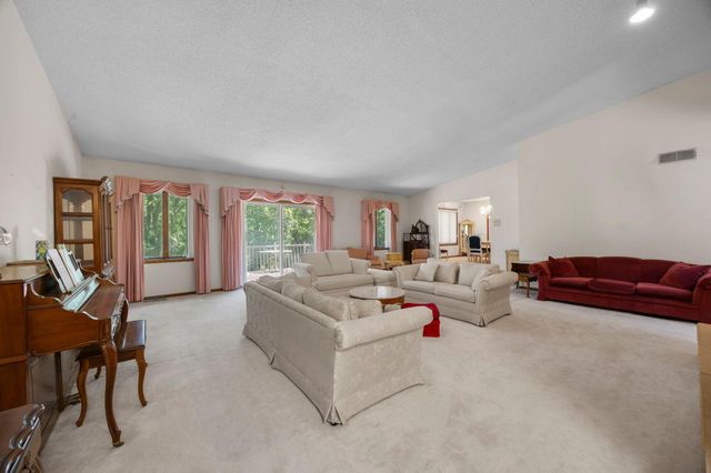 1070 Mcknight Road S, Maplewood, MN 55119