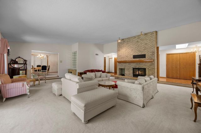 1070 Mcknight Road S, Maplewood, MN 55119