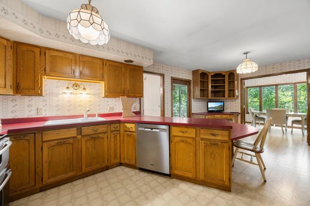1070 Mcknight Road S, Maplewood, MN 55119