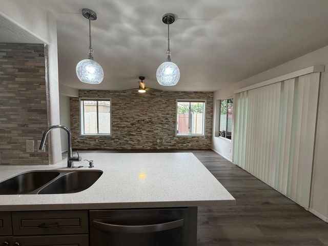 902 S Surfside Drive, Gilbert, AZ 85233