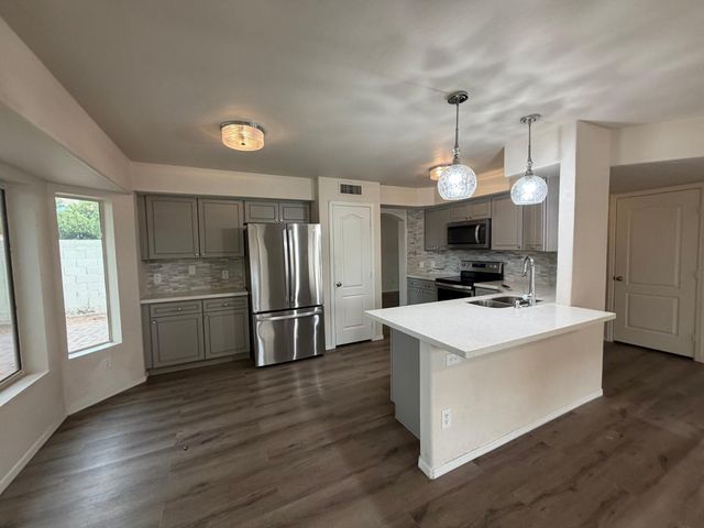 902 S Surfside Drive, Gilbert, AZ 85233