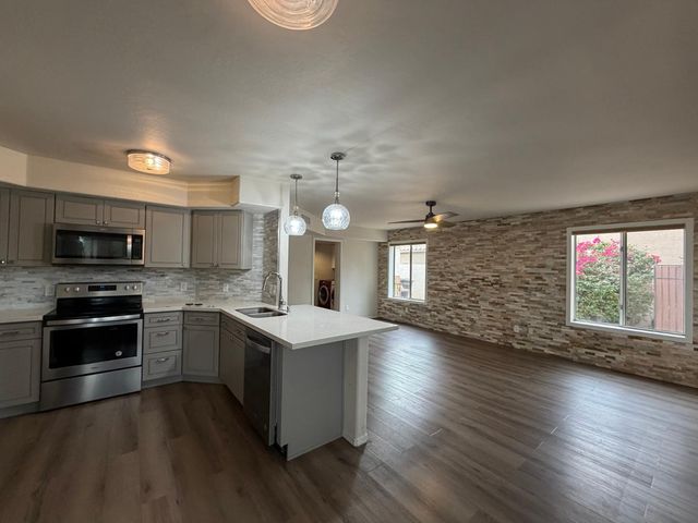 902 S Surfside Drive, Gilbert, AZ 85233