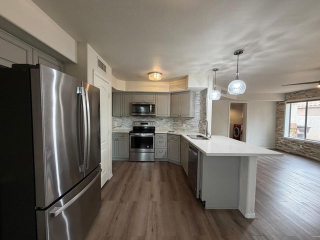 902 S Surfside Drive, Gilbert, AZ 85233