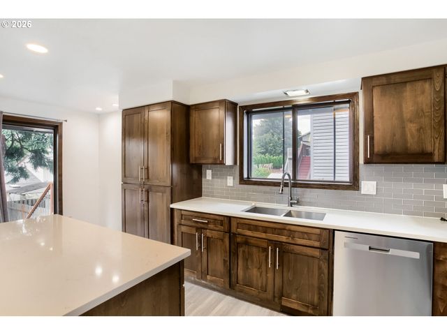 127 Nw ROYAL Ave, Gresham, OR 97030