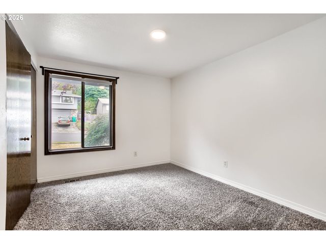 127 Nw ROYAL Ave, Gresham, OR 97030