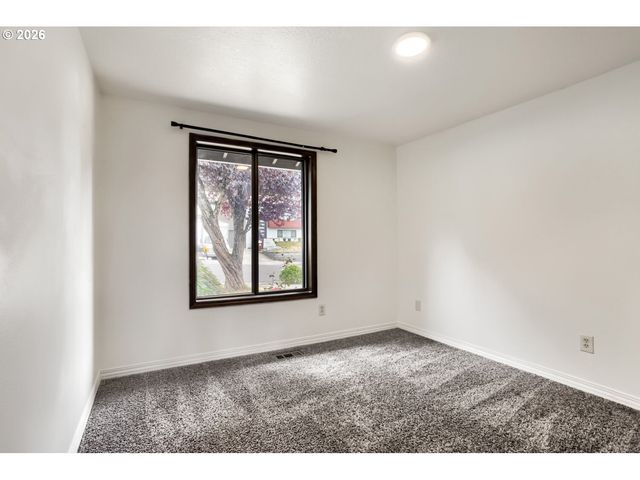 127 Nw ROYAL Ave, Gresham, OR 97030
