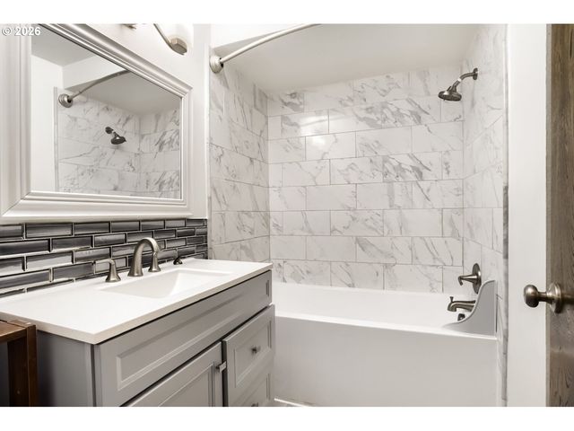 127 Nw ROYAL Ave, Gresham, OR 97030