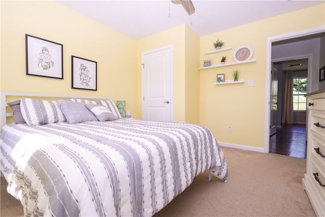 212 Noble Woods Dr, Coraopolis, PA 15108