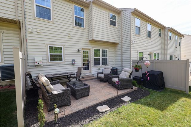 212 Noble Woods Dr, Coraopolis, PA 15108