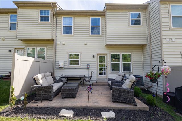 212 Noble Woods Dr, Coraopolis, PA 15108