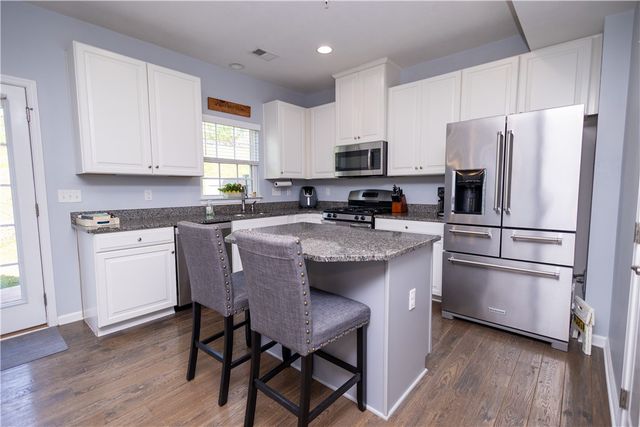 212 Noble Woods Dr, Coraopolis, PA 15108