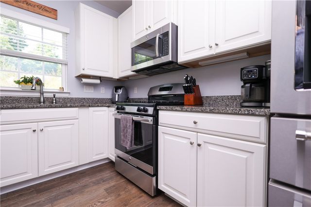 212 Noble Woods Dr, Coraopolis, PA 15108
