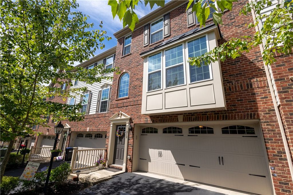 212 Noble Woods Dr, Coraopolis, PA 15108