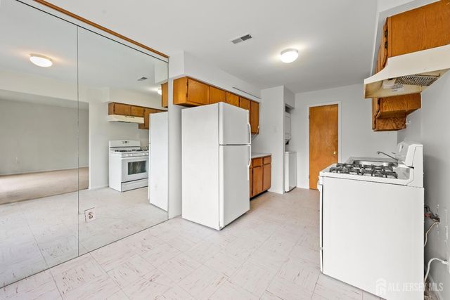 823 Edison Glen Terrace, Edison, NJ 08837
