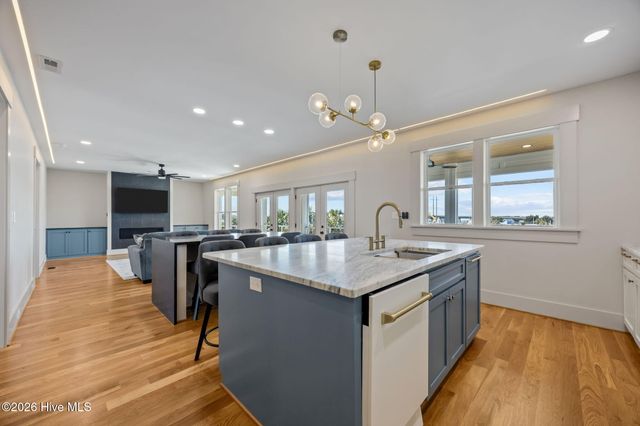 208 Radio Island Road, Morehead City, NC 28557