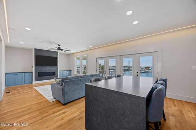 208 Radio Island Road, Morehead City, NC 28557