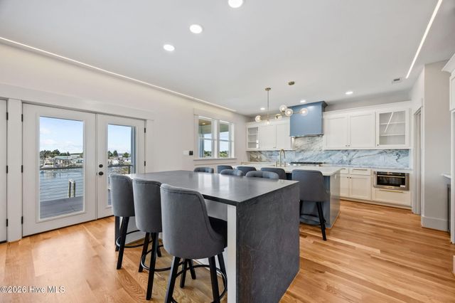 208 Radio Island Road, Morehead City, NC 28557