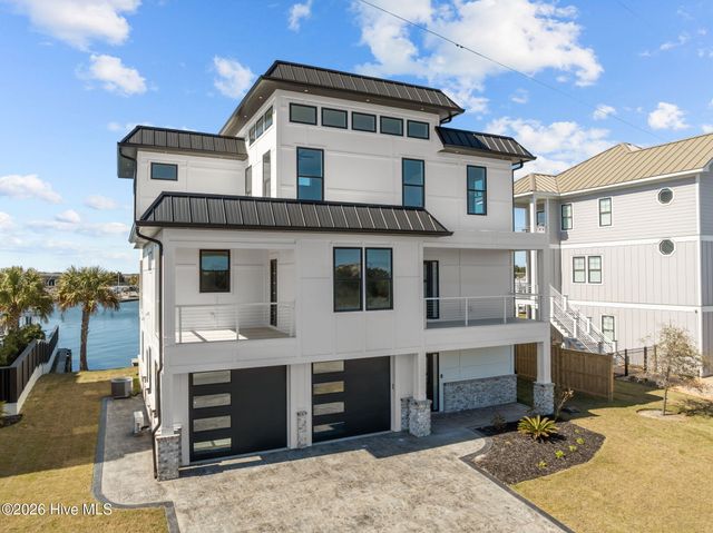 208 Radio Island Road, Morehead City, NC 28557