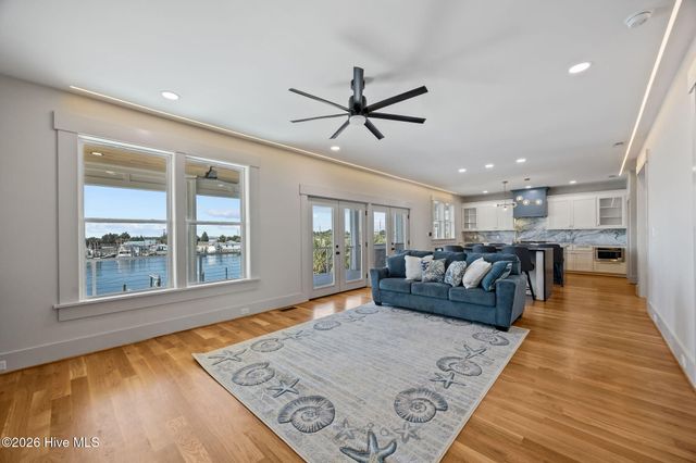 208 Radio Island Road, Morehead City, NC 28557