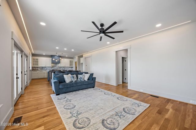 208 Radio Island Road, Morehead City, NC 28557