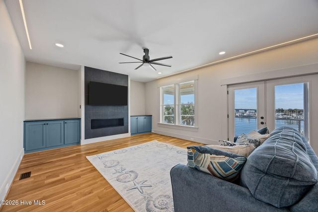 208 Radio Island Road, Morehead City, NC 28557