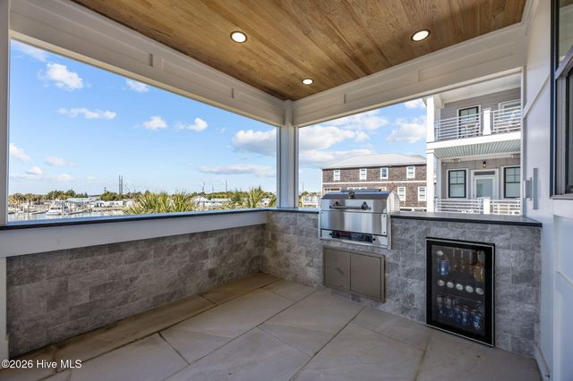 208 Radio Island Road, Morehead City, NC 28557