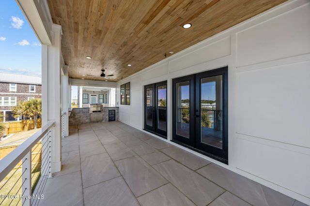 208 Radio Island Road, Morehead City, NC 28557