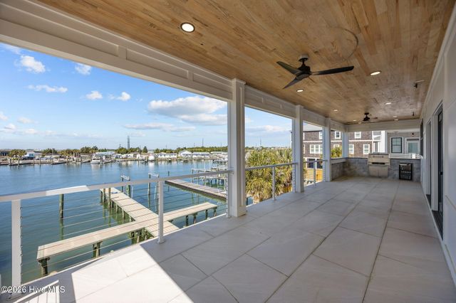 208 Radio Island Road, Morehead City, NC 28557