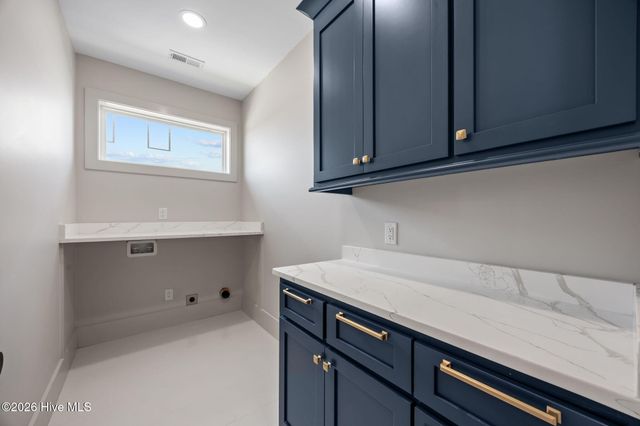 208 Radio Island Road, Morehead City, NC 28557